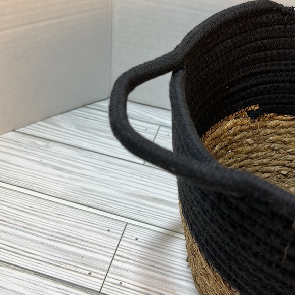 Rope and Seagrass Basket - Picture 4 of 8
